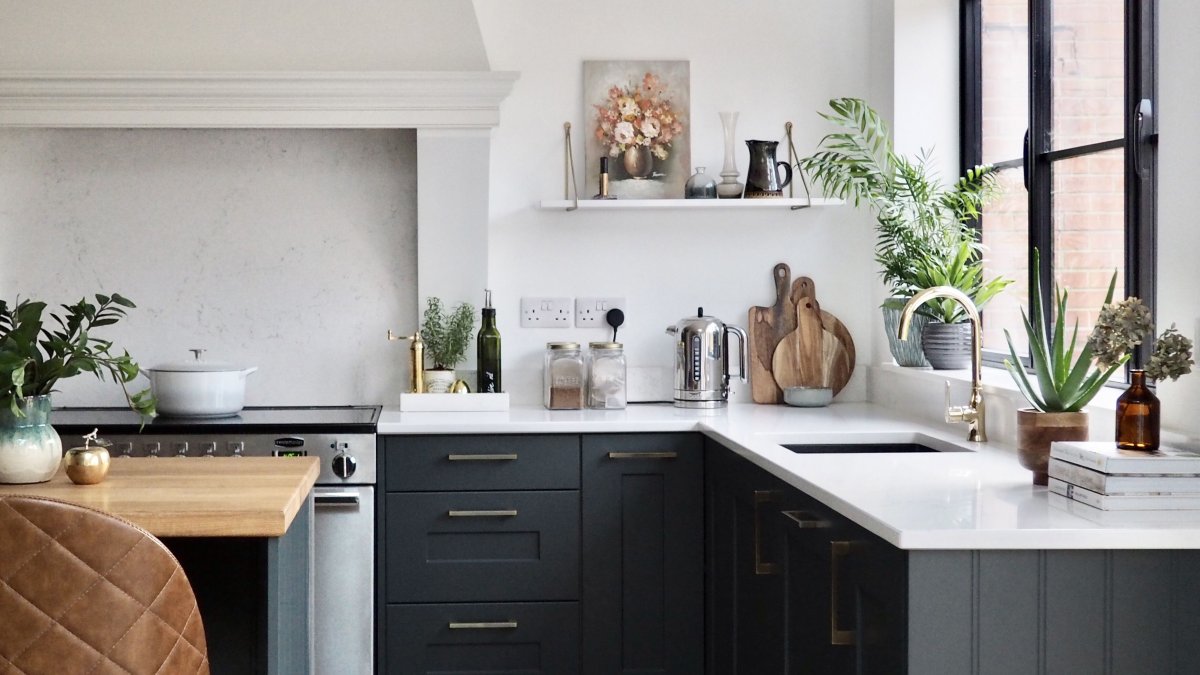 White Kitchen With Black Counter: Design Ideas