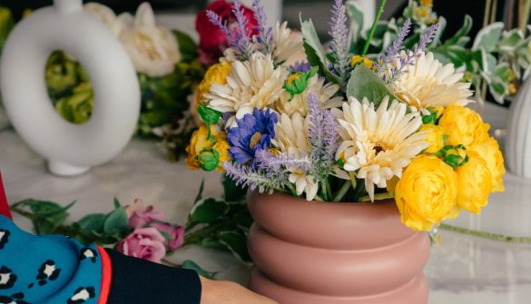 Reinventing Spaces: The Therapeutic Influence of Indoor Floral Arrangements