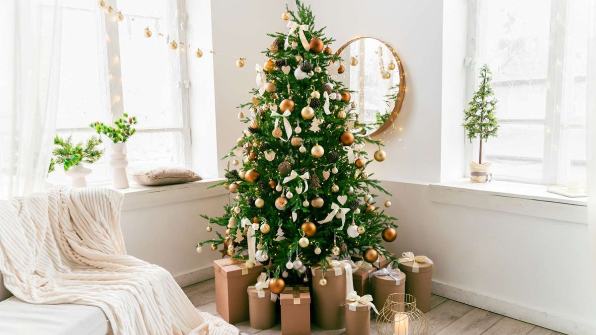 How to Put Lights on a Christmas Tree Like a Professional